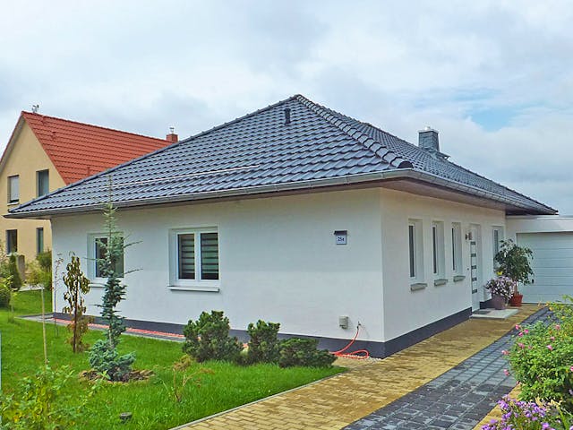 Bungalow Bungalow 328 van WEIOTT-Massiv-Haus met schilddak — prefab woning van 112 m²