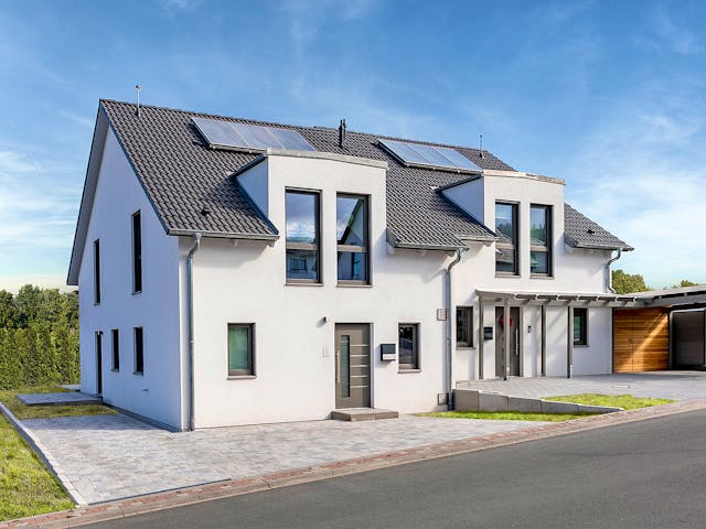 Twee-onder-een-kapwoning Doppelhaus 35-130 van Hanse Haus met zadeldak — prefab woning van 115 m²